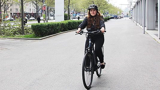Foto: Frau fährt auf einem E-Bike