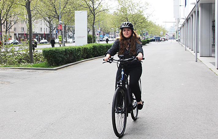 Foto: Frau fährt auf einem E-Bike