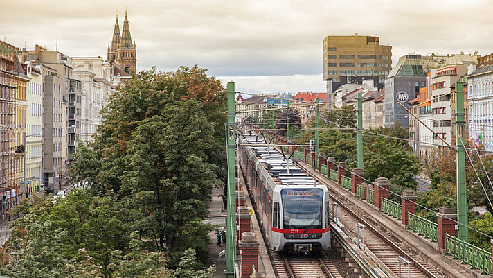 Photo: Fahrender Zug der Linie U6 mit Umgebung 