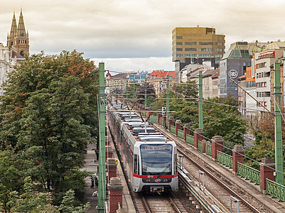 Photo: Fahrender Zug der Linie U6 mit Umgebung 